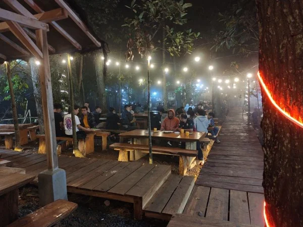 Cafe Unik di Tengah Hutan Bandung ini Cocok untuk Santai di Akhir Pekan