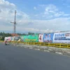 APK Paslon Calon Walikota dan Wakil Walikota Banjar yang difasilitasi KPU Banjar diduga dipasang di lokasi yang dilarang, seperti di tiang jembatan di daerah Langensari Kota Banjar, Senin 21 Oktober 2024. (Istimewa)