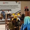 Koordinator Divisi Pencegahan, Partisipasi Masyarakat, dan Hubungan Masyarakat (PPHM) Bawaslu Kota Cimahi, Akhmad Yasin saat Memberikan Sosialisasi pada Peserta Jambore (mong)