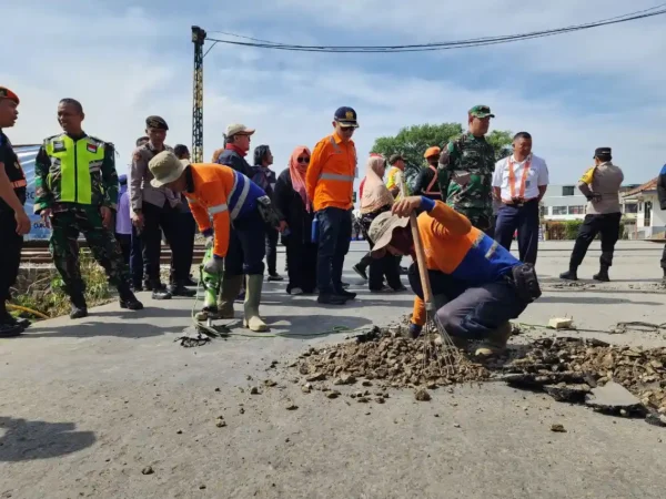 KAI Daop 2 Bandung Bersama BTP Kelas 1 Bandung Tutup Perlintasan No.157 Ciroyom