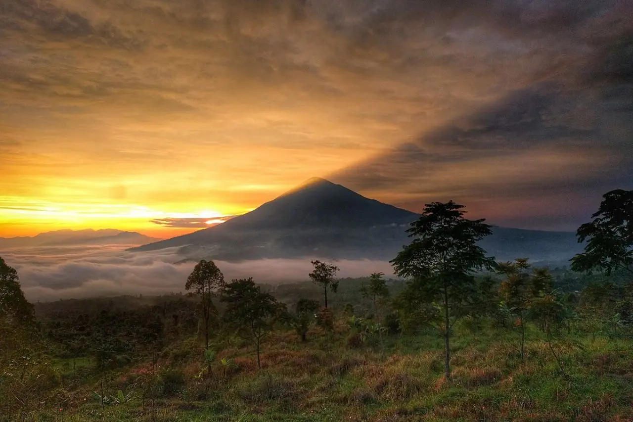 Mumpung Belum Musim Hujan! Inilah 10 Rekomendasi Gunung di Jawa Barat yang Cocok untuk Pendaki Pemula