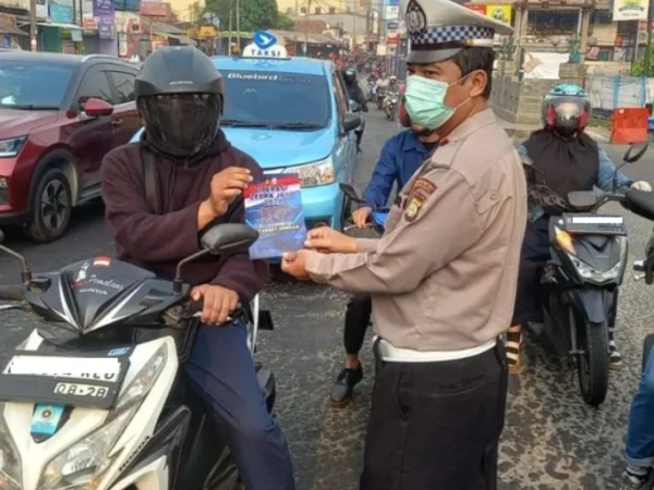 Pelaksanaan sosialisasi Operasi Zebra Jaya 2024 di Jalan Raya/Dok. Instagram @humas_polresmetro_bekasikota