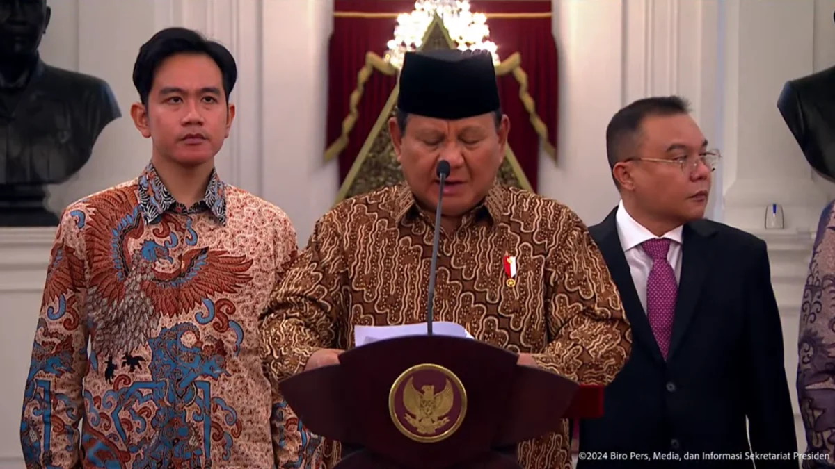 Presiden Prabowo Subianto Didampingi Wakil Presiden Wakil Presiden Gibran Rakabuming Raka Mengumumkan Susunan Kabinet Merah Putih, di Istana Merdeka, Jakarta, Minggu (20/10/2024) malam. (Foto: Tangkapan YouTube BPMI)