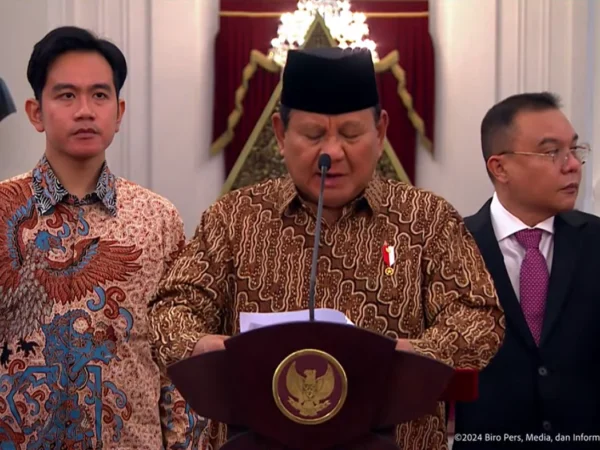 Presiden Prabowo Subianto Didampingi Wakil Presiden Wakil Presiden Gibran Rakabuming Raka Mengumumkan Susunan Kabinet Merah Putih, di Istana Merdeka, Jakarta, Minggu (20/10/2024) malam. (Foto: Tangkapan YouTube BPMI)