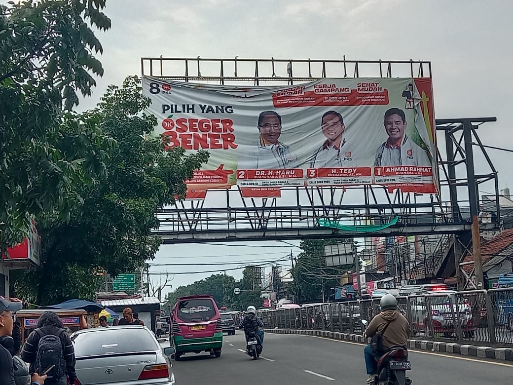 Baliho Masih Terpasang Foto Salah Satu Paslon di Cicaheum, Ini Kata Bawaslu Bandung