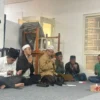 Calon Wali Kota Bogor, Sendi Fardiansyah saat melakukan doa bersama sejumlah tokoh agama dan puluhan elemen relawan di Posko Bogor Hepi, Selasa (26/11). (Yudha Prananda / Jabar Ekspres)