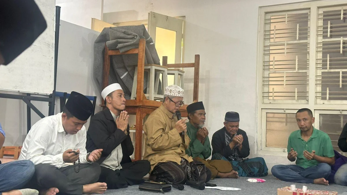 Calon Wali Kota Bogor, Sendi Fardiansyah saat melakukan doa bersama sejumlah tokoh agama dan puluhan elemen relawan di Posko Bogor Hepi, Selasa (26/11). (Yudha Prananda / Jabar Ekspres)