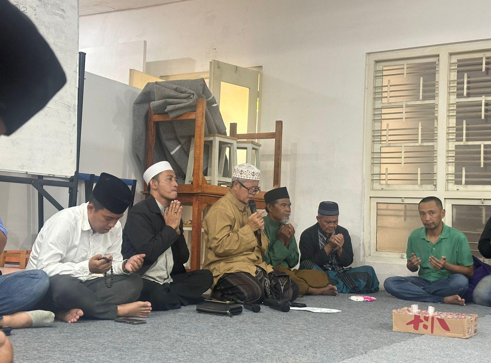 Calon Wali Kota Bogor, Sendi Fardiansyah saat melakukan doa bersama sejumlah tokoh agama dan puluhan elemen relawan di Posko Bogor Hepi, Selasa (26/11). (Yudha Prananda / Jabar Ekspres)