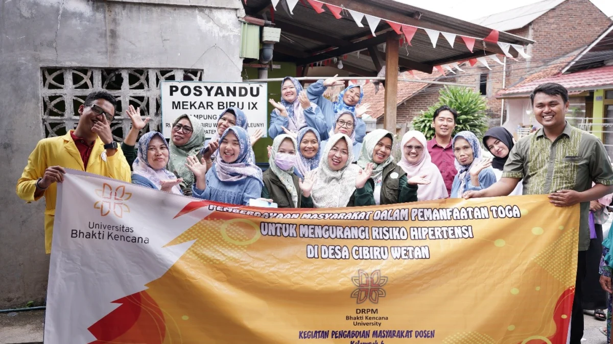 Pemberdayaan Masyarakat Desa Cibiru Wetan Melalui Pemanfaatan Tanaman Obat Keluarga untuk Pengelolaan Hipertensi (Foto: Tim Pengabdian Masyarakat Kelompok 6 Universitas Bhakti Kencana)