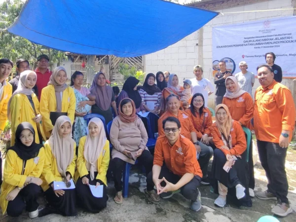 PENGMAS Dosen Fakultas Farmasi Universitas Bhakti Kencana di Desa Majasetra Bandung, Ubah Limbah Minyak Jelantah Jadi Produk Komersial