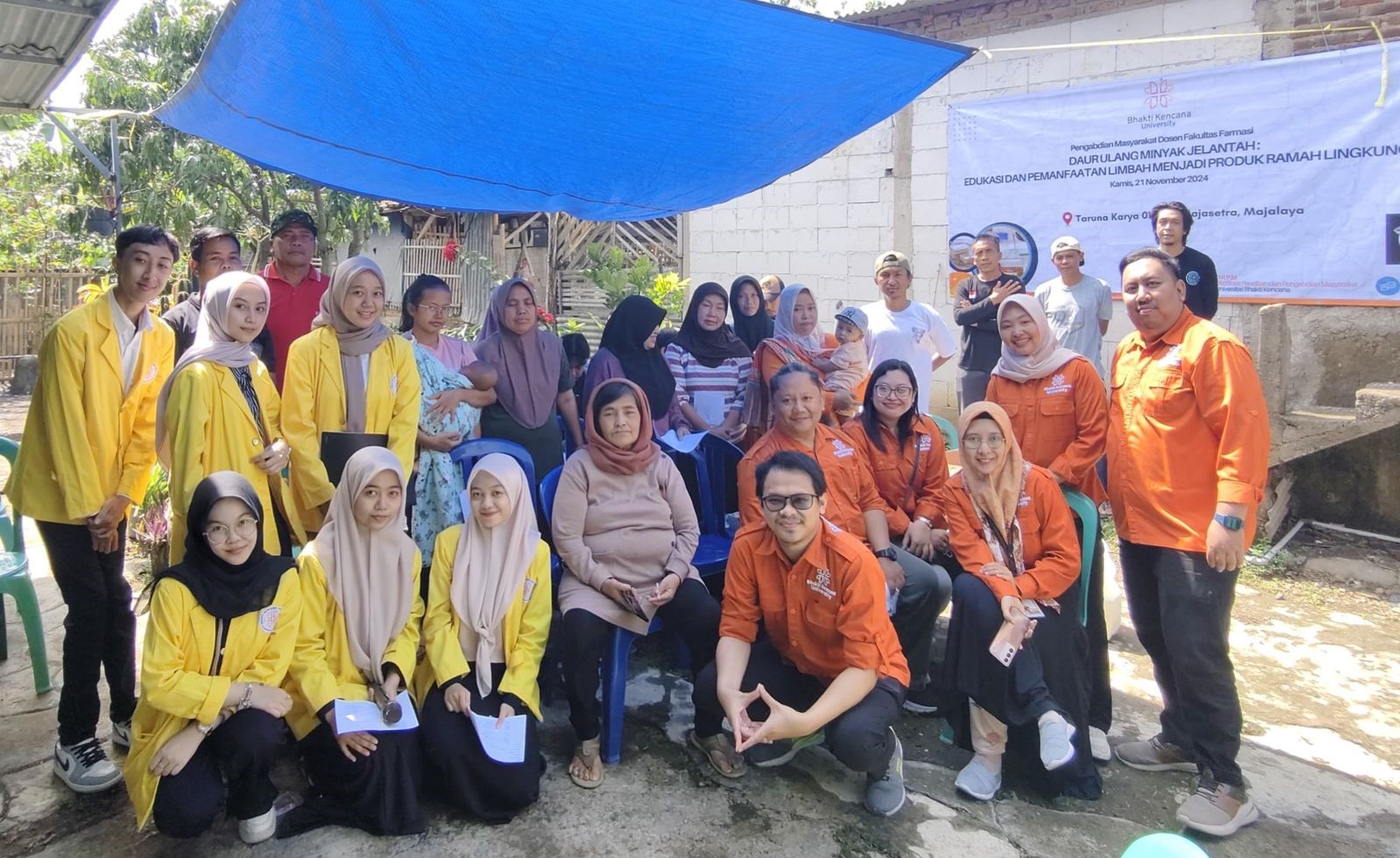 PENGMAS Dosen Fakultas Farmasi Universitas Bhakti Kencana di Desa Majasetra Bandung, Ubah Limbah Minyak Jelantah Jadi Produk Komersial