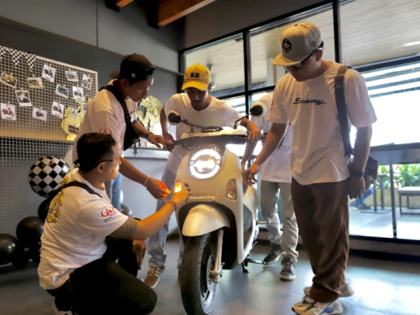 Komunitas Scoopy Modification Style Bali menyaksikan New Honda Scoopy generasi terbaru (21/11)