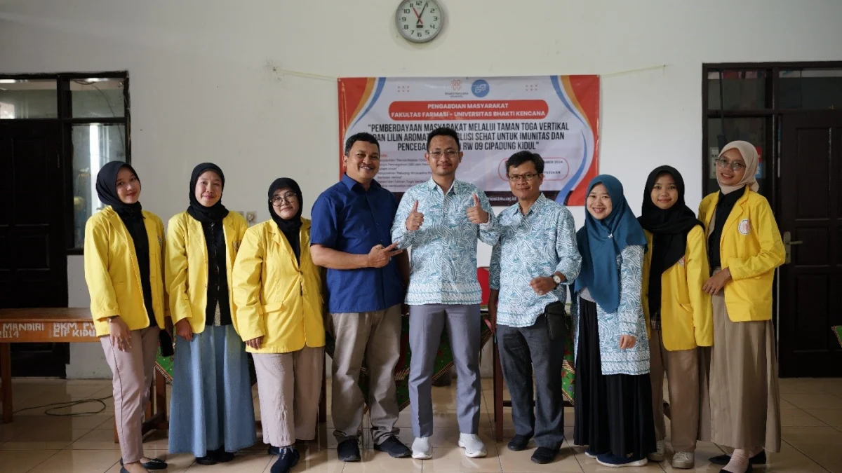 Inovasi Wirausaha dan Kesehatan: Ibu PKK Cipadung Kidul Produksi Lilin Aromaterapi Herbal untuk Cegah DBD di Bumi Panyileukan (Foto: Dosen & Mahasiswa Universitas Bhakti Kencana)