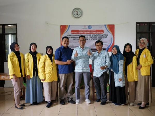 Inovasi Wirausaha dan Kesehatan: Ibu PKK Cipadung Kidul Produksi Lilin Aromaterapi Herbal untuk Cegah DBD di Bumi Panyileukan (Foto: Dosen & Mahasiswa Universitas Bhakti Kencana)