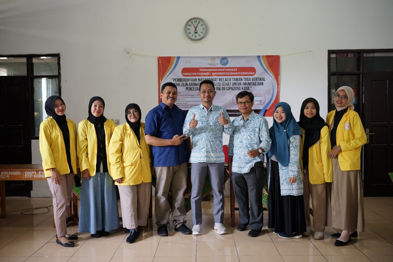 Inovasi Wirausaha dan Kesehatan: Ibu PKK Cipadung Kidul Produksi Lilin Aromaterapi Herbal untuk Cegah DBD di Bumi Panyileukan (Foto: Dosen & Mahasiswa Universitas Bhakti Kencana)