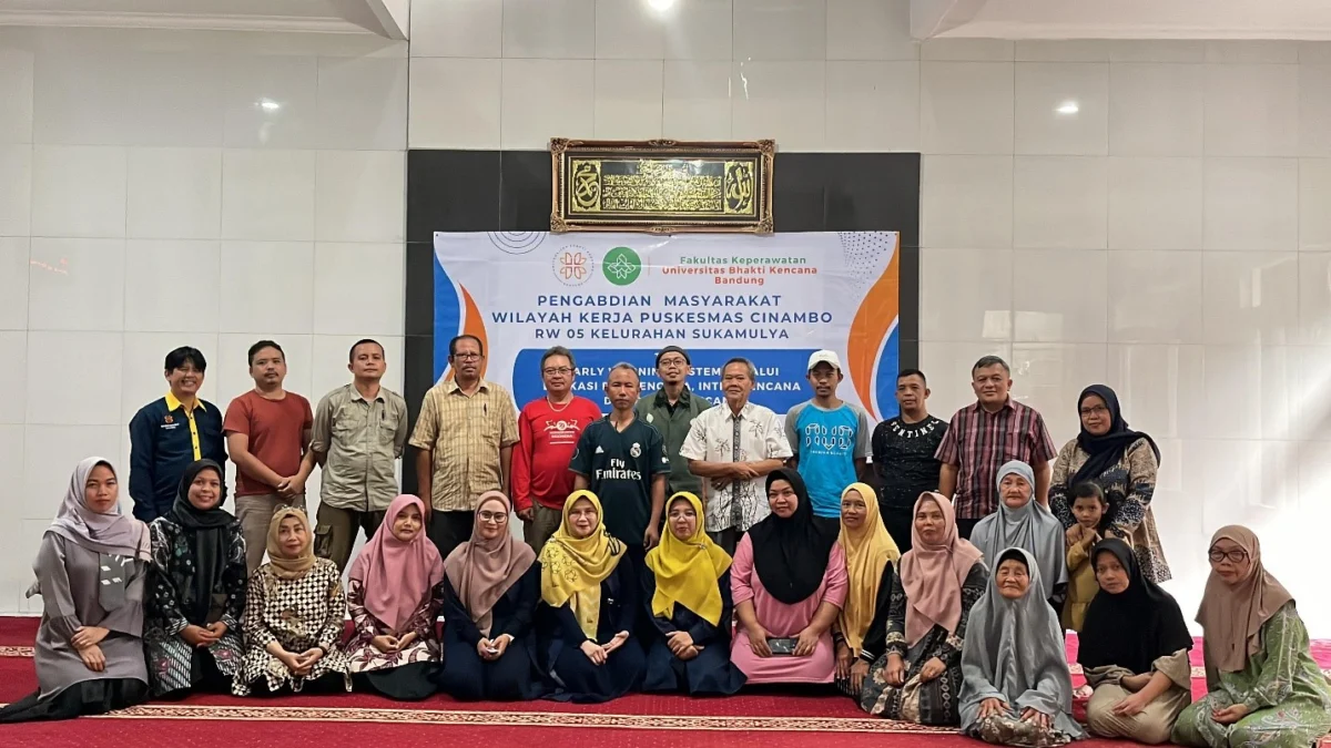 Kegiatan Pengabdian Kepada Masyarakat (PKM) Universitas Bhakti Kencana dengan tema Early Warning System elalui edukasi pra, Intra, dan Pasca Bencana di Wilayah Kerja Puskesmas Cinambo RW 05 Kelurahan Sukamulya (Foto: Dosen & Mahasiswa UBK)