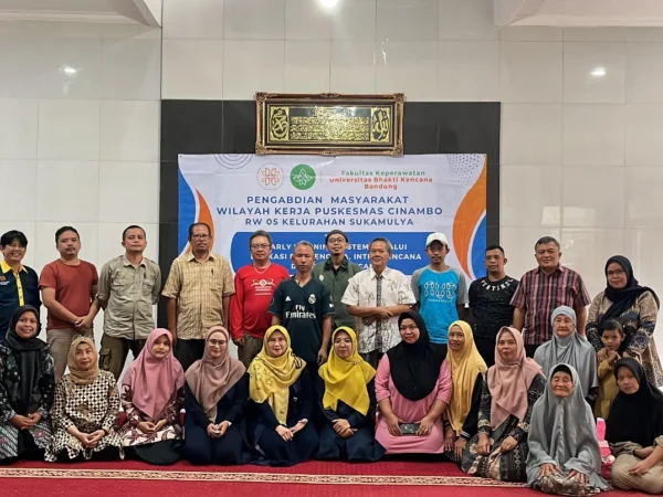 Kegiatan Pengabdian Kepada Masyarakat (PKM) Universitas Bhakti Kencana dengan tema Early Warning System elalui edukasi pra, Intra, dan Pasca Bencana di Wilayah Kerja Puskesmas Cinambo RW 05 Kelurahan Sukamulya (Foto: Dosen & Mahasiswa UBK)