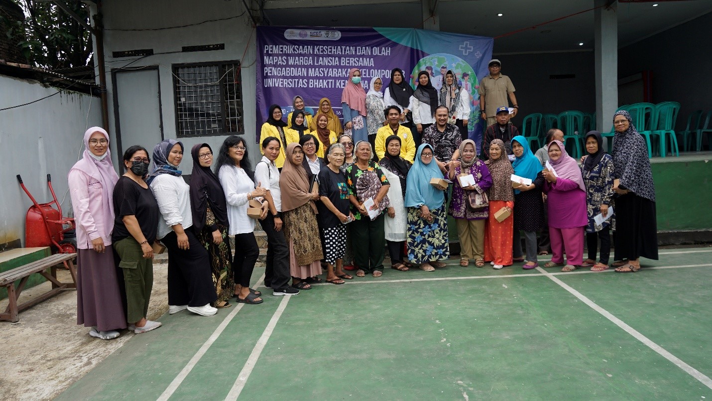 Pengmas Kelompok 13 Universitas Bhakti Kencana: Pemeriksaan Kesehatan, Latihan Olah Napas Lansia, dan Pembekalan Kader Posbindu Flamboyan (Foto: Dosen & Mahasiswa UBK)