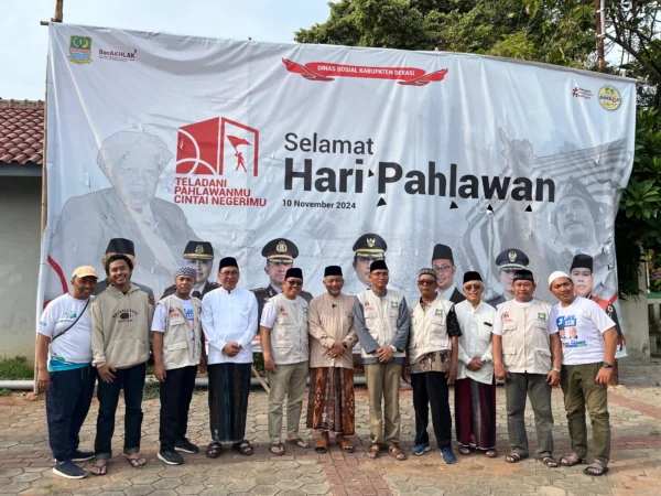 Ahmad Syaikhu saat berkesempatan berziarah ke makam KH Noer Ali yang berlokasi di Ujungharapan Bahagia, Babelan, Kabupaten Bekasi pada Minggu (10/11/2024).