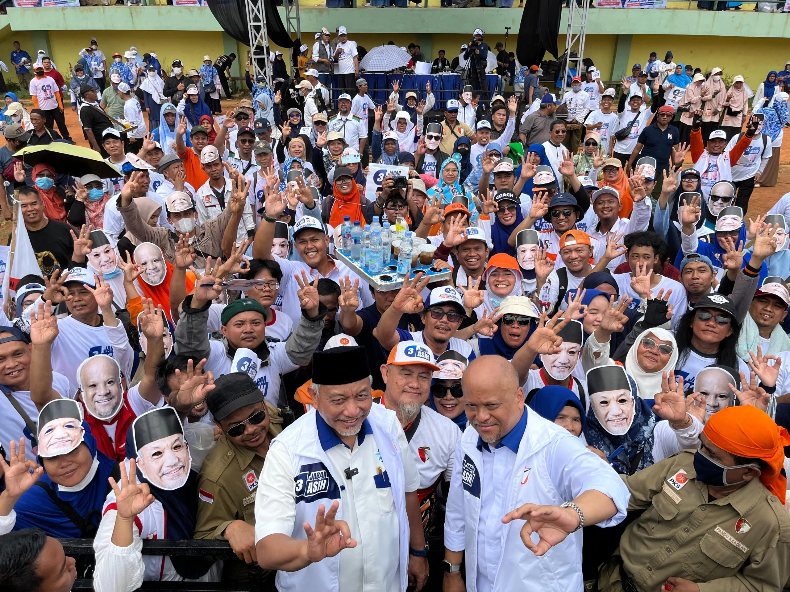 Keseruan kampanye akbar pasangan ASIH di Lapangan Multiguna, Margahayu, Kota Bekasi pada Minggu (10/11/2024).