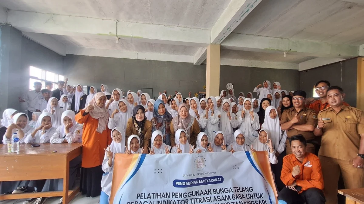 Dosen Fakultas Farmasi Universitas Bhakti Kencana Gelar Pelatihan Pemanfaatan Bunga Telang di SMK YPIB Tanjungsari