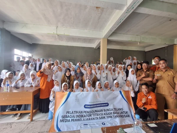 Dosen Fakultas Farmasi Universitas Bhakti Kencana Gelar Pelatihan Pemanfaatan Bunga Telang di SMK YPIB Tanjungsari