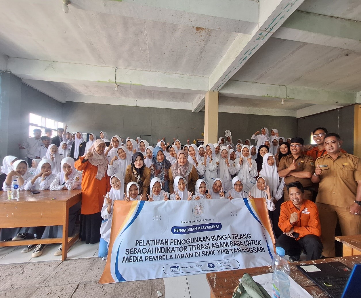 Dosen Fakultas Farmasi Universitas Bhakti Kencana Gelar Pelatihan Pemanfaatan Bunga Telang di SMK YPIB Tanjungsari