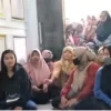 Tangkapan layar video ratusan warga yang menggeruduk leader Tiktok Shop VIP di Purbalingga. (facebook: Kang Samid)