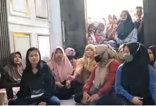 Tangkapan layar video ratusan warga yang menggeruduk leader Tiktok Shop VIP di Purbalingga. (facebook: Kang Samid)