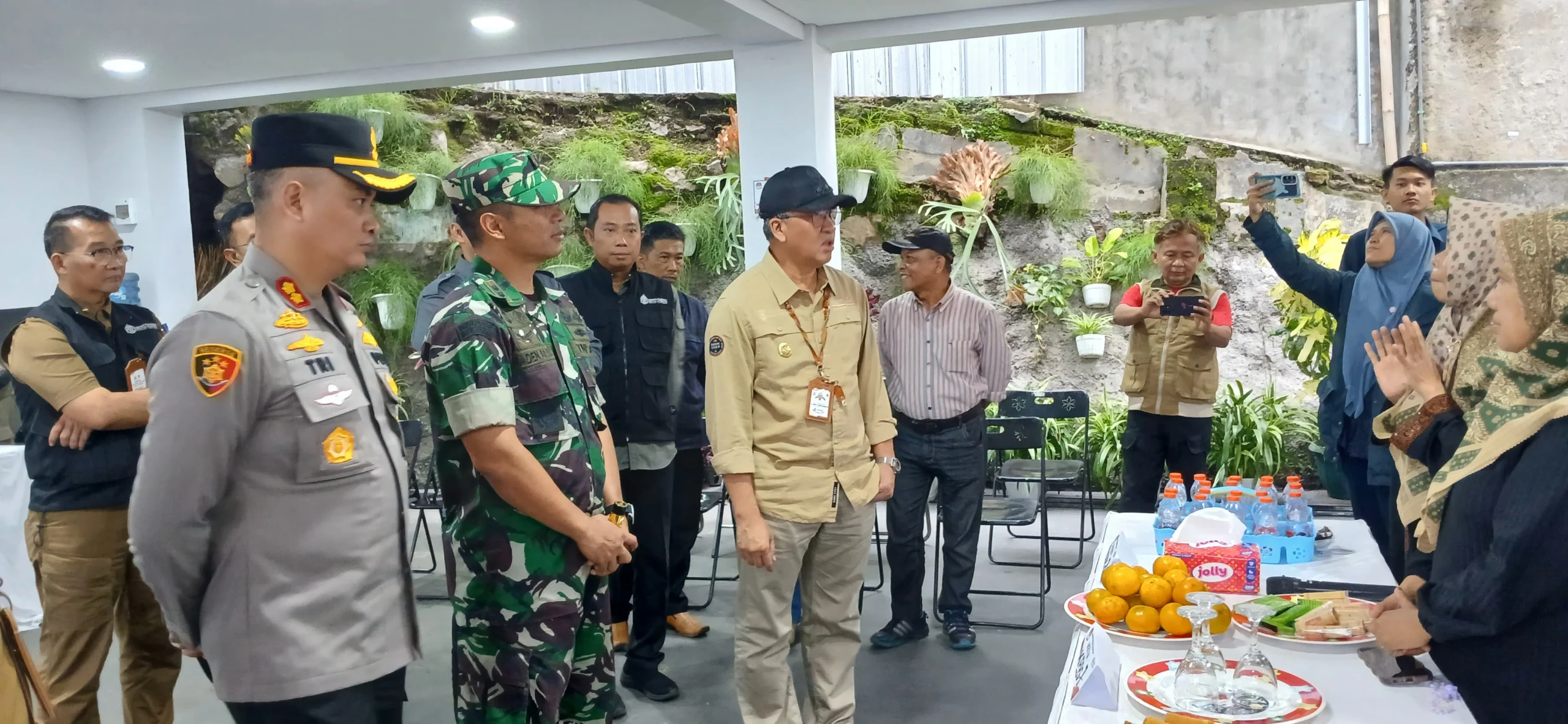 Pj Wali Kota Cimahi, Dicky Saromi Bersama Ketua DPRD Cimahi, Wahyu Widyatmoko, Kapolres Cimahi, AKBP Tri Suhartanto, dan Dandim 0609 Cimahi, Raden Aldi Wibisono, Tinjau Langsung Kesiapan TPS Jelang Pencegahan (mong)