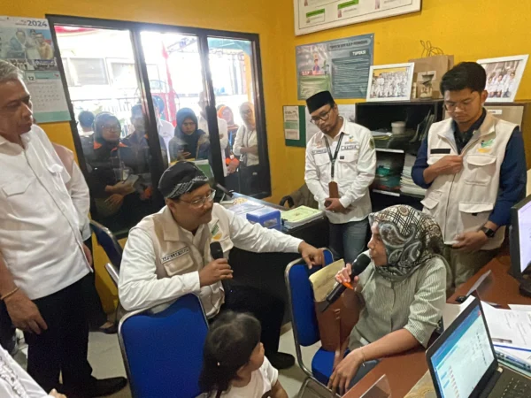 Menteri sosial (Mensos) Saifullah Yusuf saat berinteraksi dengan salah satu warga di Puskesos Desa Sekarwangi, Kecamatan Soreang, Kabupaten Bandung, Rabu (13/11). Foto Agi