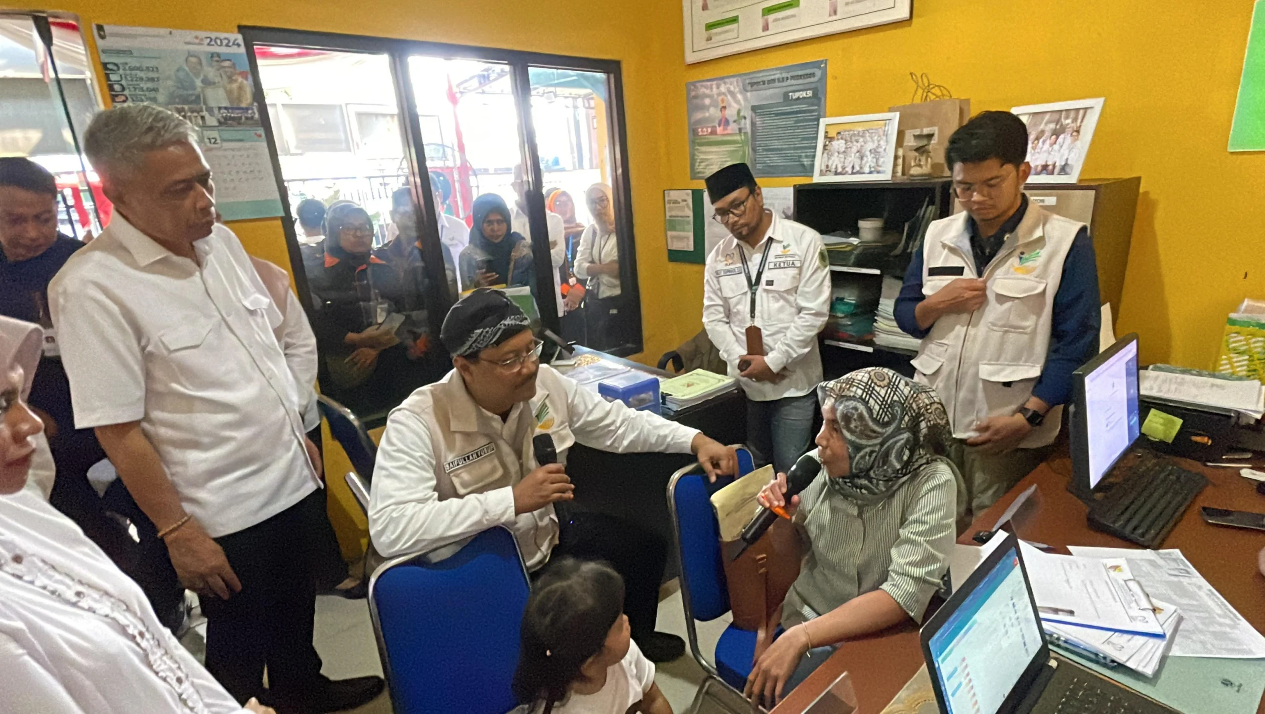 Menteri sosial (Mensos) Saifullah Yusuf saat berinteraksi dengan salah satu warga di Puskesos Desa Sekarwangi, Kecamatan Soreang, Kabupaten Bandung, Rabu (13/11). Foto Agi