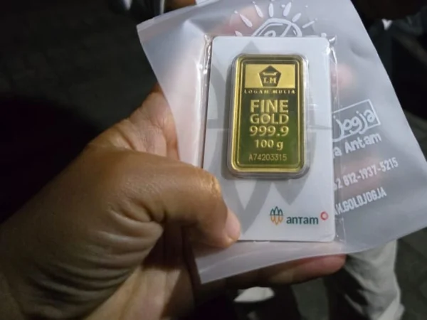 Harga emas Antam hari ini turun signifikan menjadi Rp1.517.000 per gram, memberikan peluang bagi para investor.