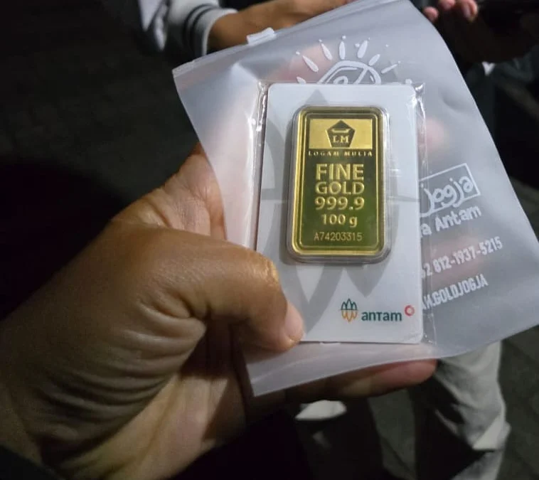 Harga emas Antam hari ini turun signifikan menjadi Rp1.517.000 per gram, memberikan peluang bagi para investor.