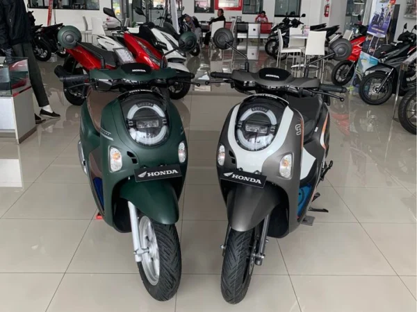 Honda Scoopy terbaru 2024 yang hadir dengan 4 varian warna menarik dan fitur-fitur terbaru yang bisa jadi rekom kamu di akhir tahun.