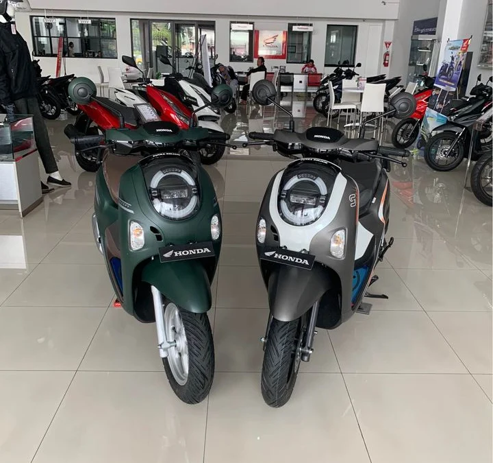 Honda Scoopy terbaru 2024 yang hadir dengan 4 varian warna menarik dan fitur-fitur terbaru yang bisa jadi rekom kamu di akhir tahun.