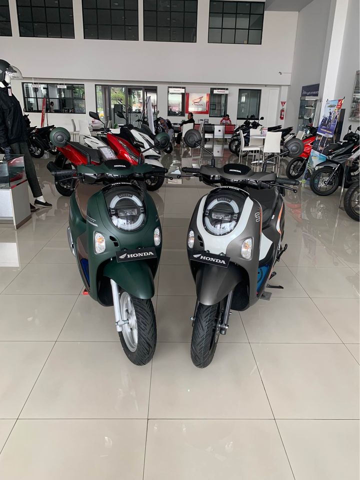 Honda Scoopy terbaru 2024 yang hadir dengan 4 varian warna menarik dan fitur-fitur terbaru yang bisa jadi rekom kamu di akhir tahun.