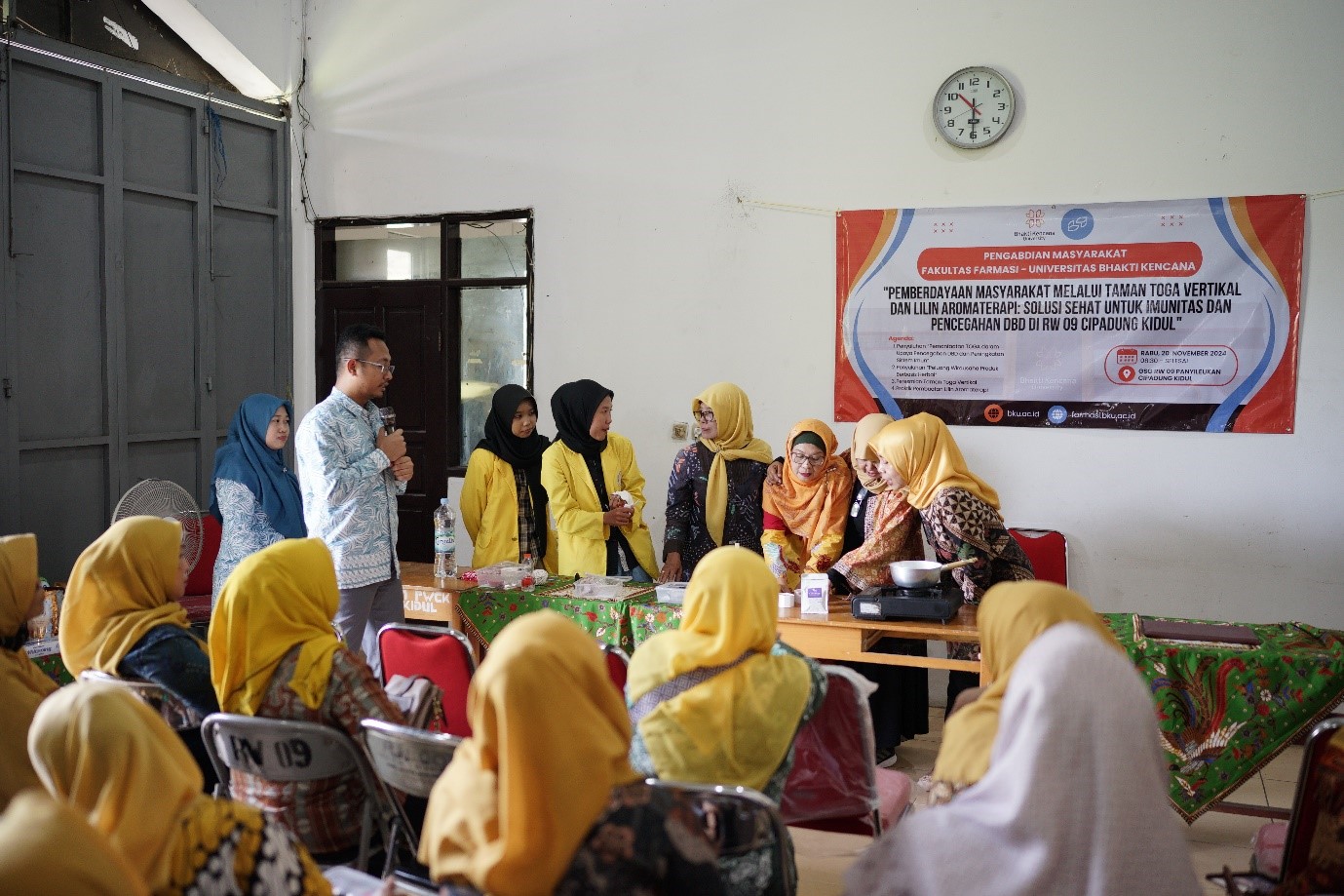 Praktik Pembuatan Lilin Aromaterapi untuk Pencegahan DBD (Foto: Dosen & Mahasiswa Universitas Bhakti Kencana)