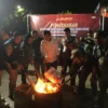 PJ Gubernur Jawa Barat Bey Machmudin saat ikut memusnahkan surat suara rusak di KPU Kabupaten Bogor, Selasa (26/11) malam. Foto : Sandika Fadilah /jabarekspres.com