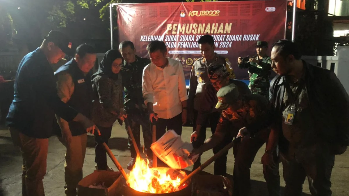 PJ Gubernur Jawa Barat Bey Machmudin saat ikut memusnahkan surat suara rusak di KPU Kabupaten Bogor, Selasa (26/11) malam. Foto : Sandika Fadilah /jabarekspres.com