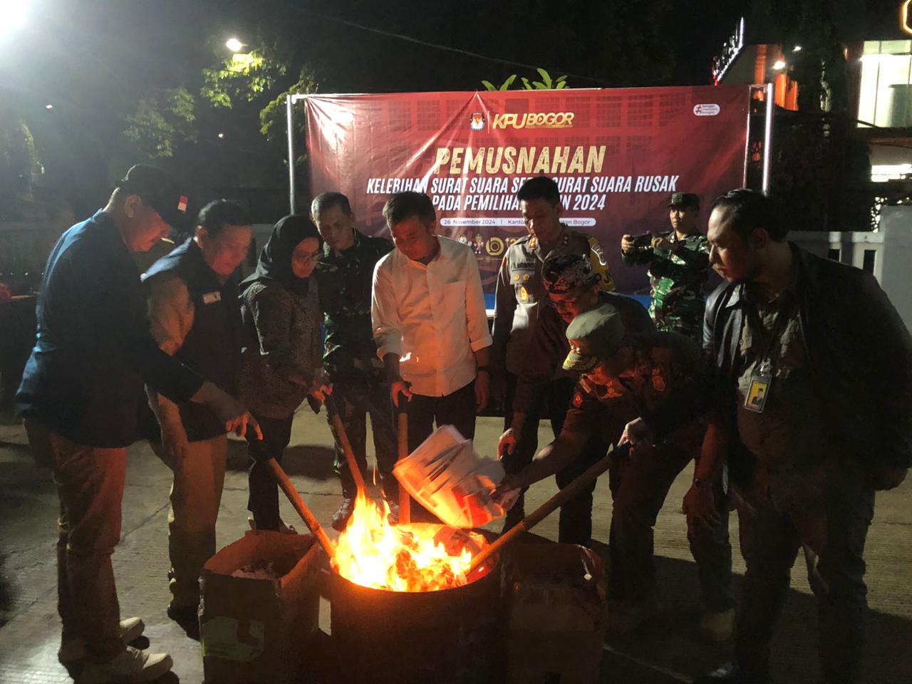 PJ Gubernur Jawa Barat Bey Machmudin saat ikut memusnahkan surat suara rusak di KPU Kabupaten Bogor, Selasa (26/11) malam. Foto : Sandika Fadilah /jabarekspres.com