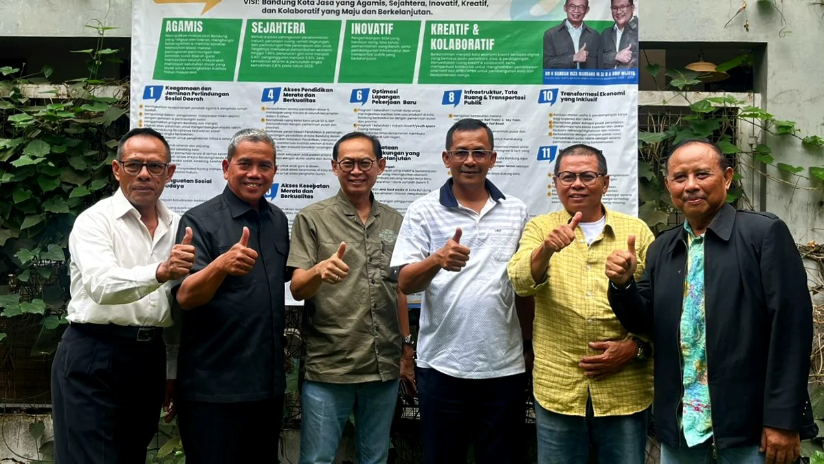 Cawalkot Dandan Riza Wardana (tiga dari kiri) bersama perwakilan Komunitas Hijau.