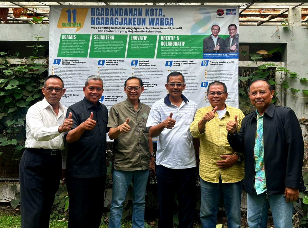 Cawalkot Dandan Riza Wardana (tiga dari kiri) bersama perwakilan Komunitas Hijau.