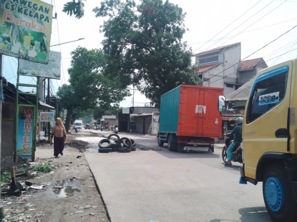 Sejumlah kendaraan terpaksa bergantian menggunakan akses, dengan sistem buka-tutup karena kondisi perbaikan jalan penghubung Kecamatan Cicalengka dan Kecamatan Cikancung, Kabupaten Bandung oleh Pemprov Jabar masih belum tuntas di sejumlah titik. (Yanuar/Jabar Ekspres)