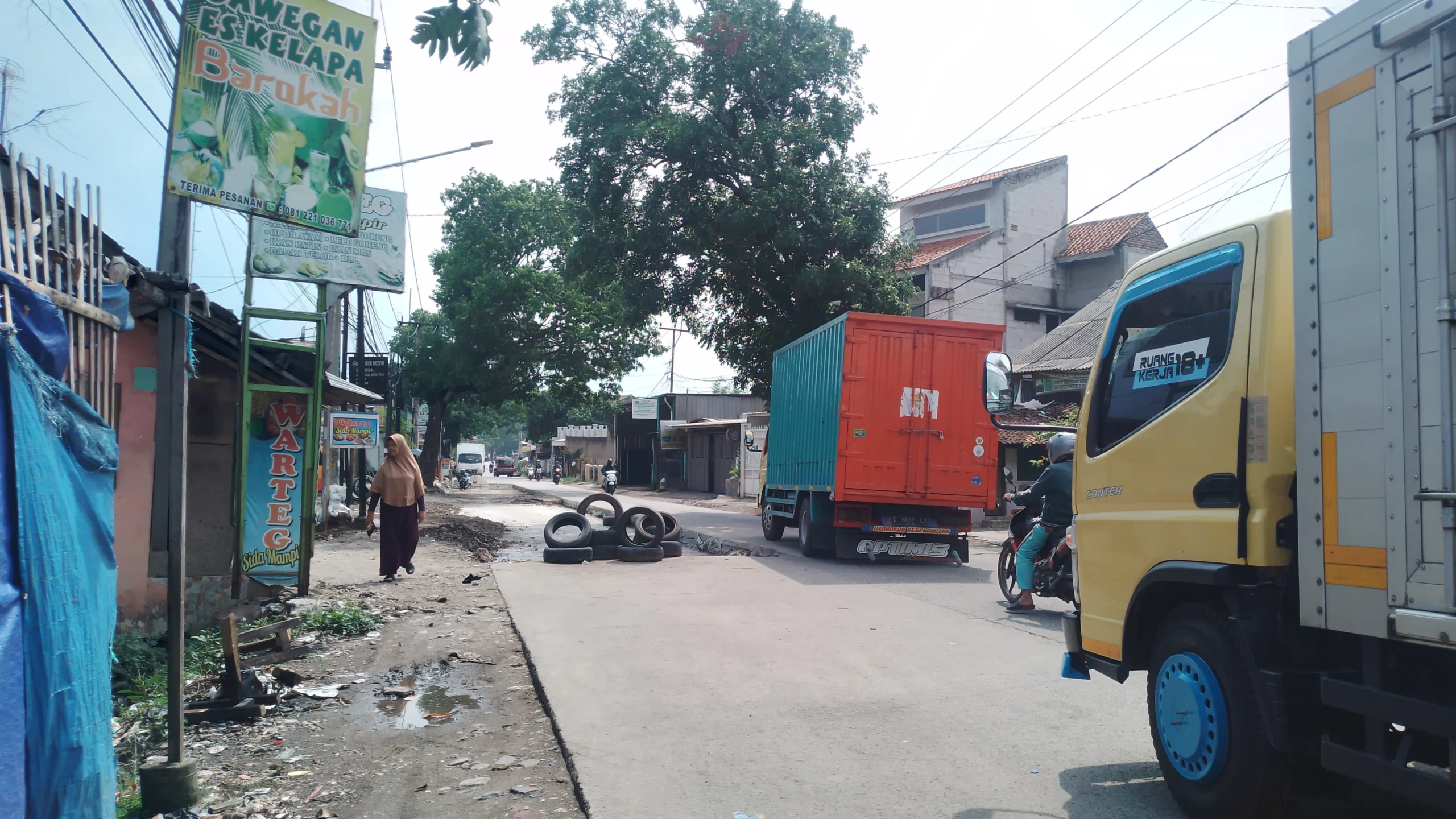 Sejumlah kendaraan terpaksa bergantian menggunakan akses, dengan sistem buka-tutup karena kondisi perbaikan jalan penghubung Kecamatan Cicalengka dan Kecamatan Cikancung, Kabupaten Bandung oleh Pemprov Jabar masih belum tuntas di sejumlah titik. (Yanuar/Jabar Ekspres)