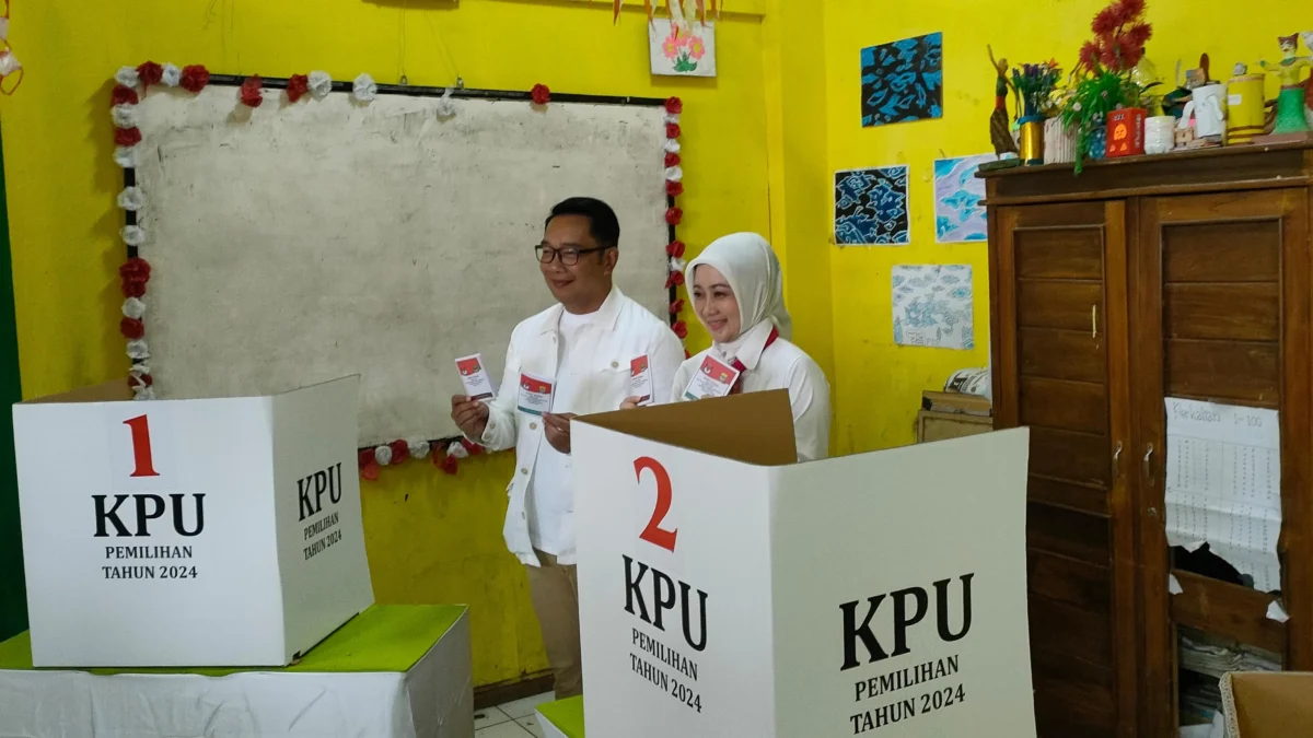 Dok. Ridwan Kamil dan istri Atalia Praratya saat gunakan hak pilihnya untuk Pilkada Jabar dan Kota Bandung di TPS 23 Rancabentang. Rabu (27/11). Foto. Sandi Nugraha.