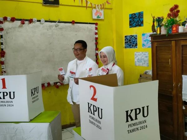 Dok. Ridwan Kamil dan istri Atalia Praratya saat gunakan hak pilihnya untuk Pilkada Jabar dan Kota Bandung di TPS 23 Rancabentang. Rabu (27/11). Foto. Sandi Nugraha.