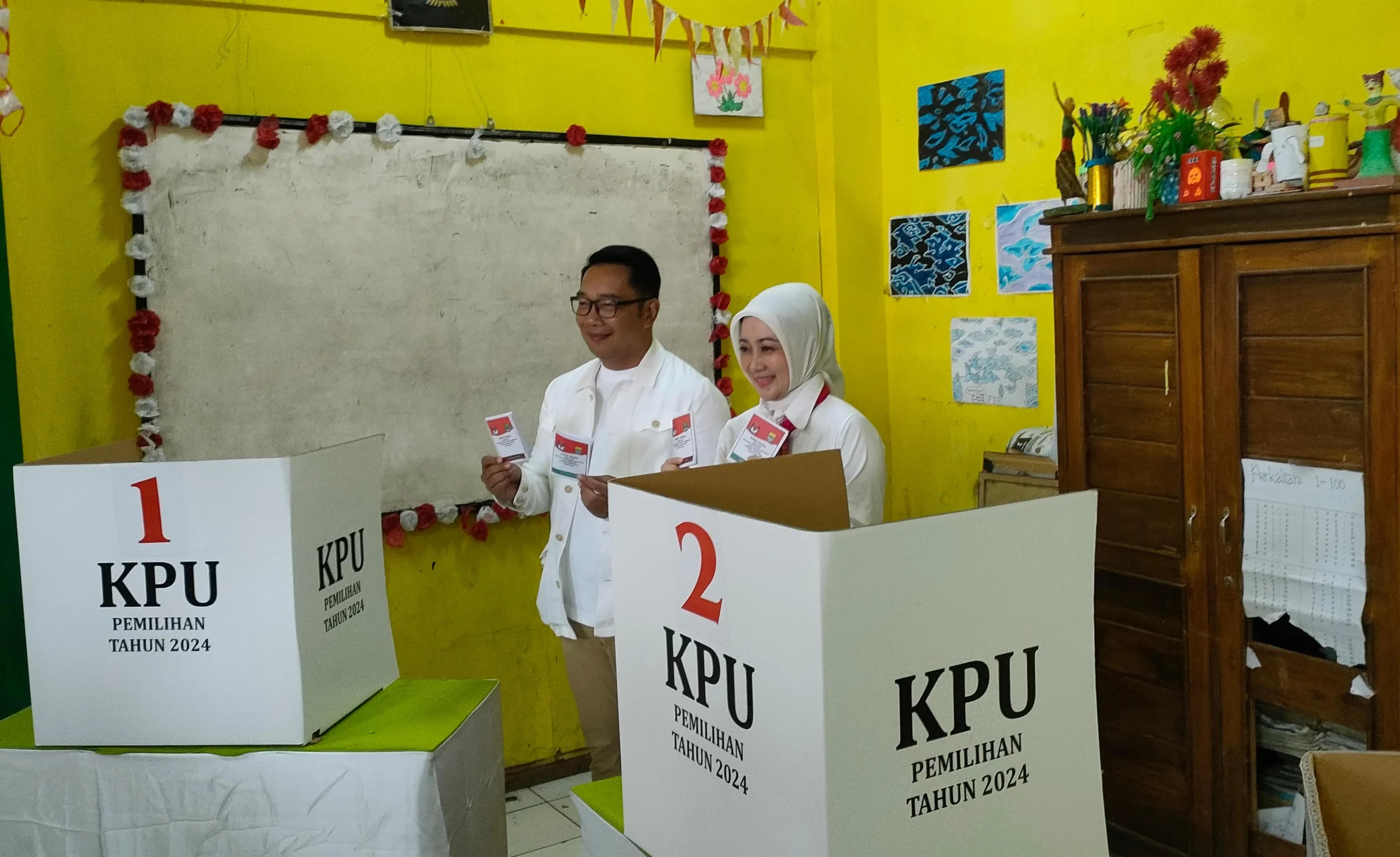 Dok. Ridwan Kamil dan istri Atalia Praratya saat gunakan hak pilihnya untuk Pilkada Jabar dan Kota Bandung di TPS 23 Rancabentang. Rabu (27/11). Foto. Sandi Nugraha.