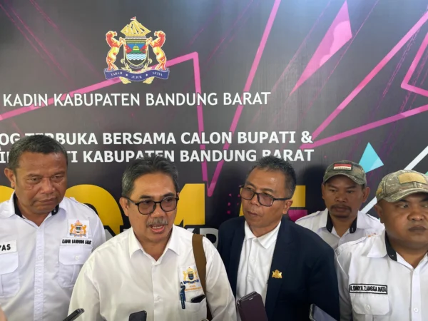 Ketua Dewan Pertimbangan Kadin KBB, Ranran Rahardja usai acara dialog paslon Cabup dan Cawabup KBB di Grand Hotel Nirvana Lembang. Rabu (13/11). Dok Jabar Ekspres