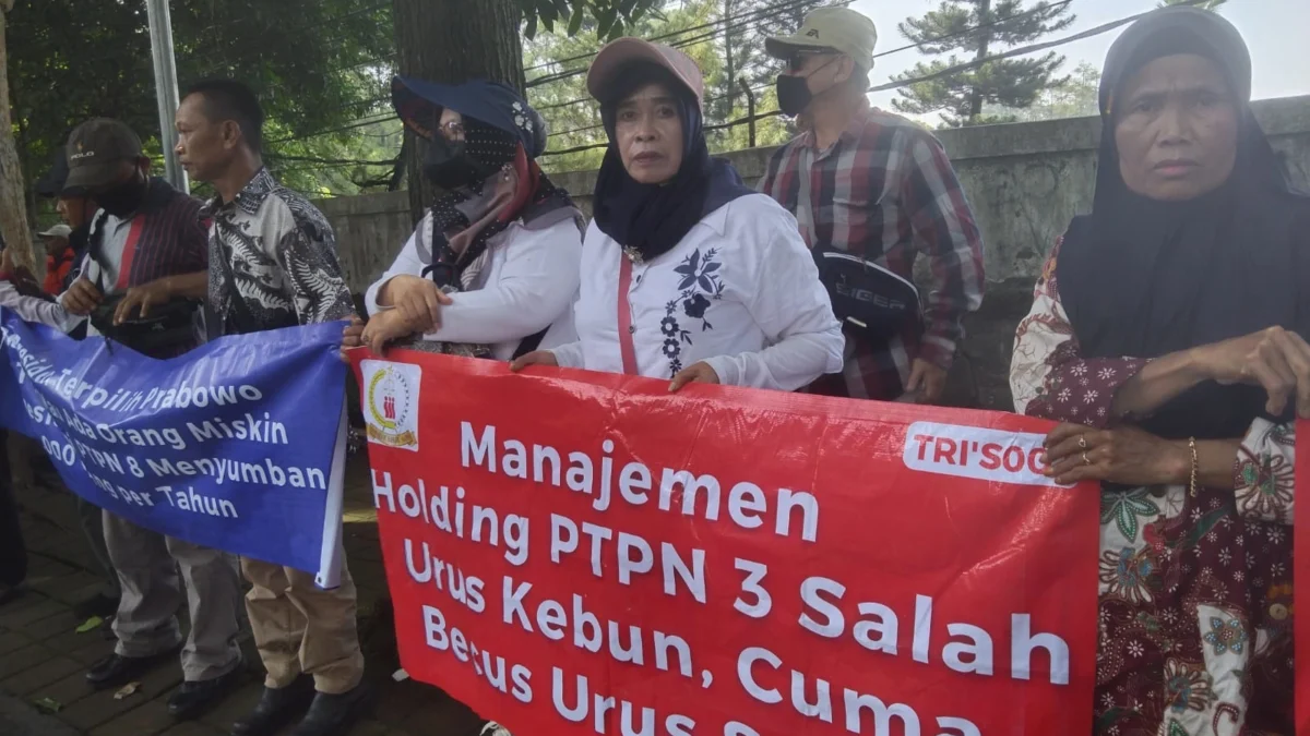 MENUNTUT HAK: Ratusan pensiunan PTPN (PT Perkebunan Nusantara) Jabar-Banten menggeruduk Kantor PTPN 1 Regional 2 di Jalan Sindangsirna, Gegerkalong, Kota Bandung, Selasa 19 November 2024.